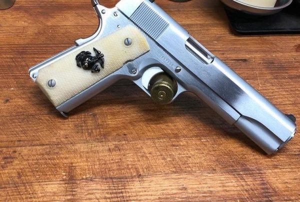 Colt 1911 Rostfritt i 45 kali.